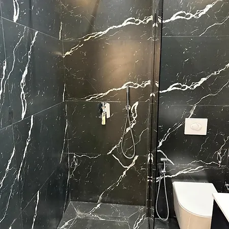 8th Floor Luxury 3 아파트 티라나